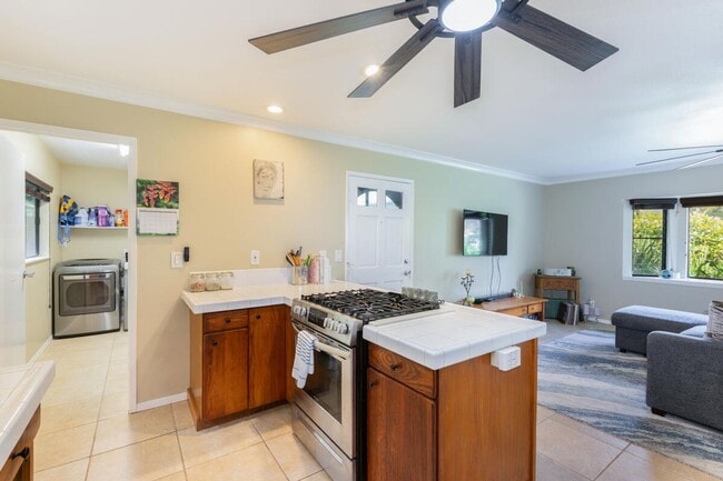 Building Photo - 2 bedroom, 1 bath duplex with small back yard, carport space