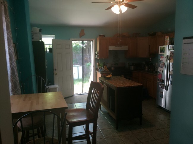 Large Kitchen with new appliences - 5008 Beaumont Ave