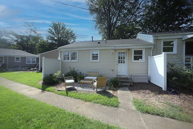 Building Photo - Two Bedroom Cottage in Five Points - Insid...