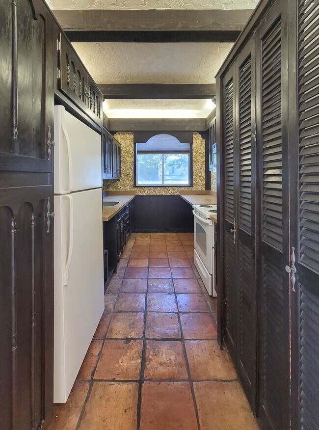 Building Photo - Ground Floor Unit at The Pleasanton! - 2BR...