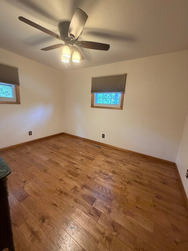 Building Photo - 371 Greenbrier Dr