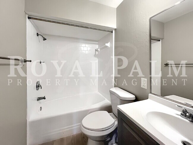 Building Photo - Fort Myers 1BR/1BA Freshly Renovated on First St! Cozy + Affordable = $250 Off 1st Month's Rent.