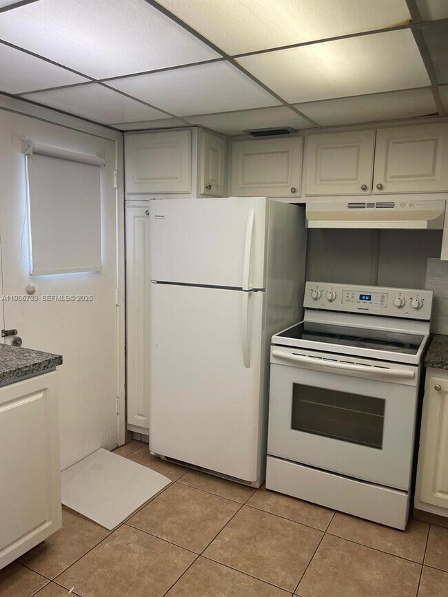 Building Photo - 20111 NE 27th Ct