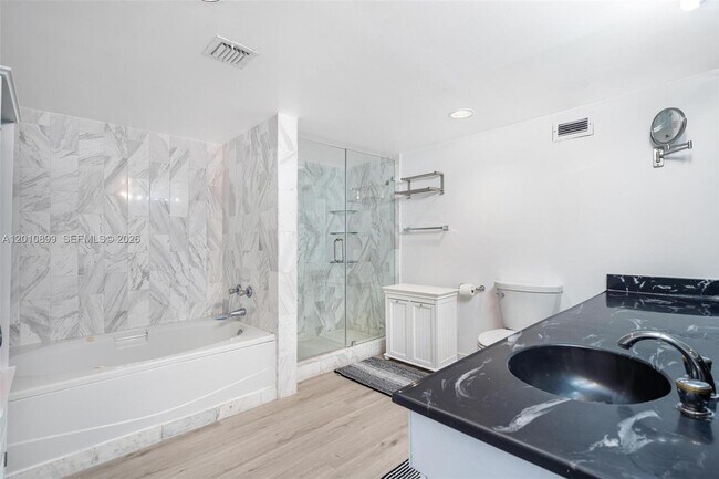 Building Photo - 825 Brickell Bay Dr