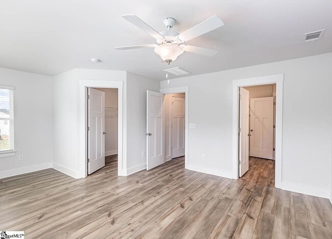 Building Photo - 152 Creekhill St