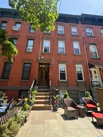 Building Photo - 223 Garden St