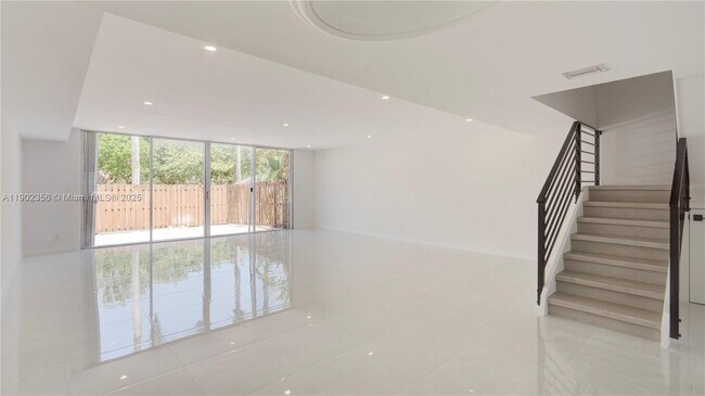 Building Photo - 933 NE 24th Ave