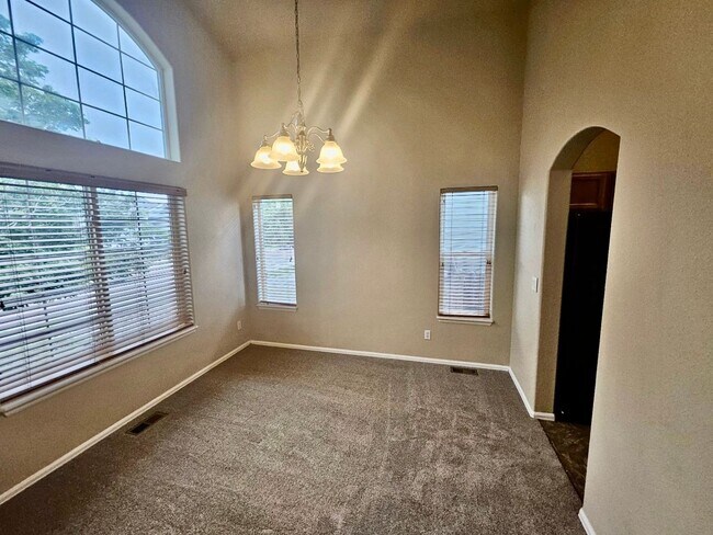 Building Photo - Beautiful 3 bedroom home available with mo...