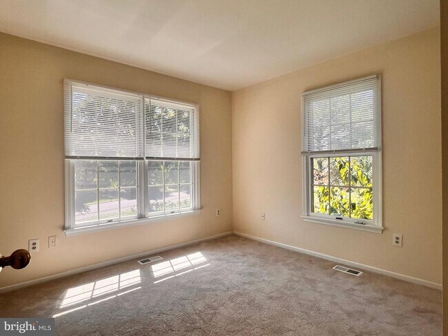 Building Photo - 13 Benjamin Rush Ln