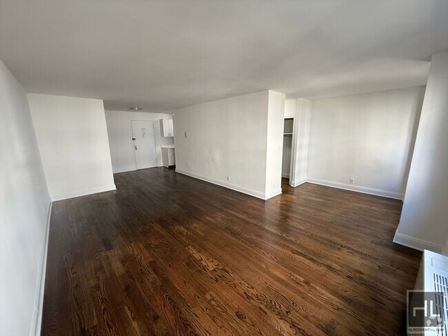 Building Photo - 400 E 89th St