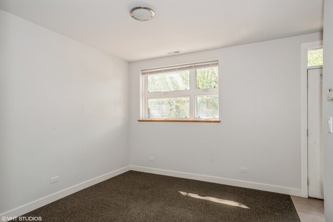 Building Photo - 7211 N Oakley Ave