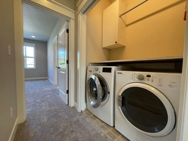 Building Photo - Happy Valley Townhome! 2Bed + Den/Office w/ 2.5 Bath ~ Garage, Washer/Dryer ~ Convenient to PDX A...