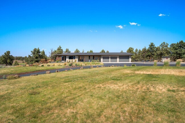 Building Photo - 64144 Pioneer Loop