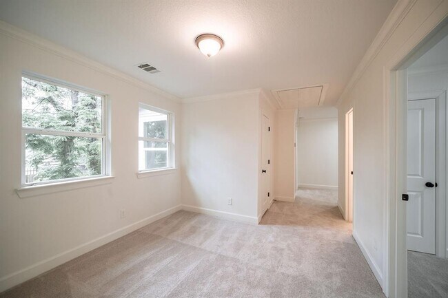 Building Photo - 10038 Westview Dr