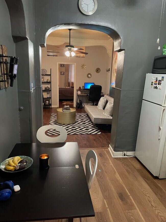 Building Photo - 629 Catharine St