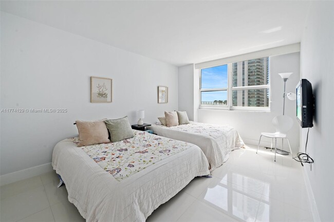 Building Photo - 1155 Brickell Bay Dr