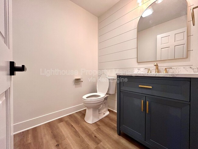 Building Photo - 1505 N Green Creek Rd