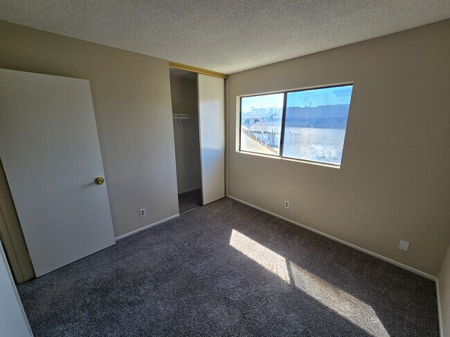 Building Photo - Fantastic 4 Bed, 3 Bath condo!