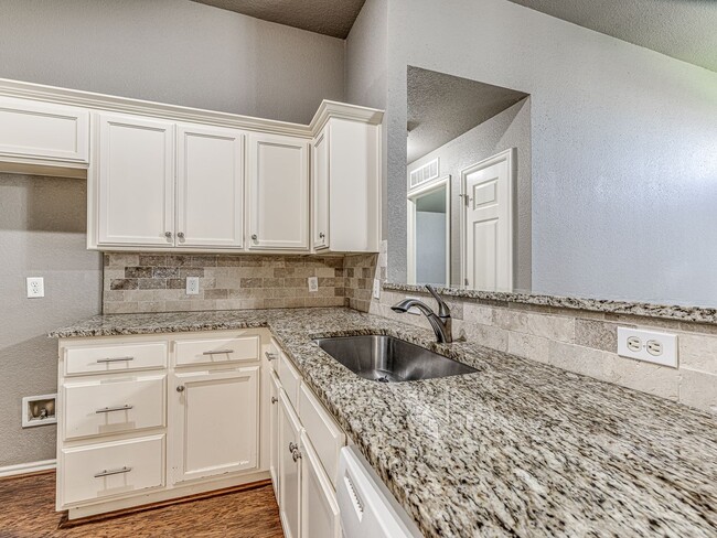 Building Photo - Updated home in Edmond + 3 bed + 2 bath + ...