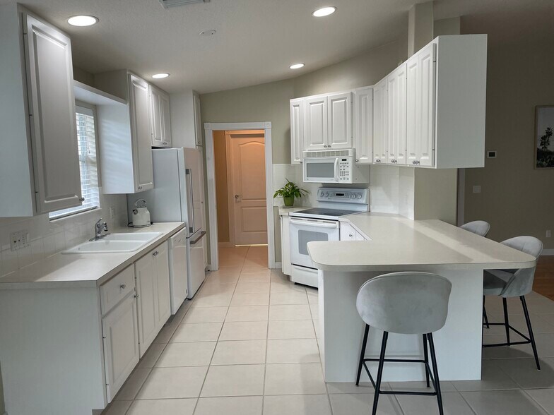 Building Photo - 4949 Kingston Way