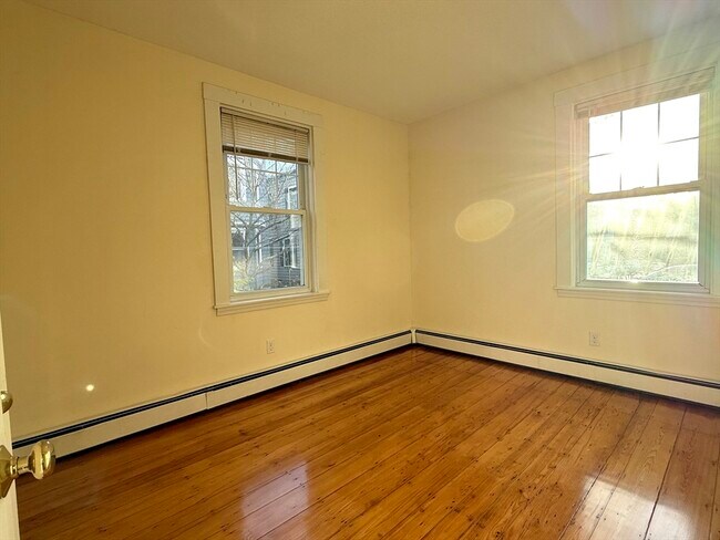 Building Photo - 18 Roberts St