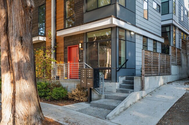 Building Photo - 673 Belmont Pl E