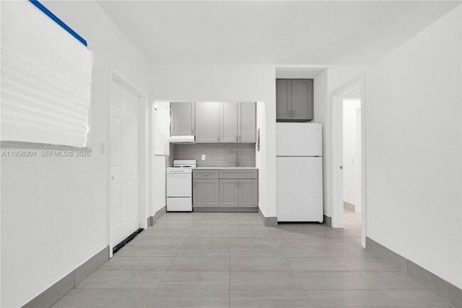 Building Photo - 13390 NE 6th Ave