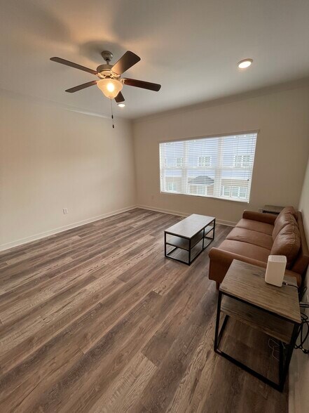 Building Photo - 2041 Ocean Dr NW