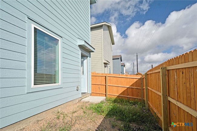 Building Photo - 12127 Floral Blossom