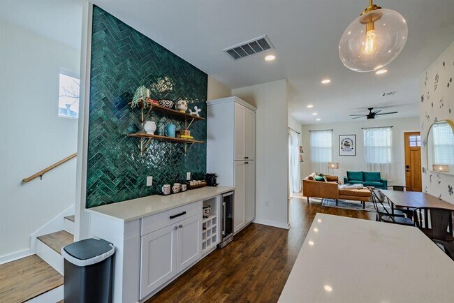 Building Photo - 7609 Bennett Ave