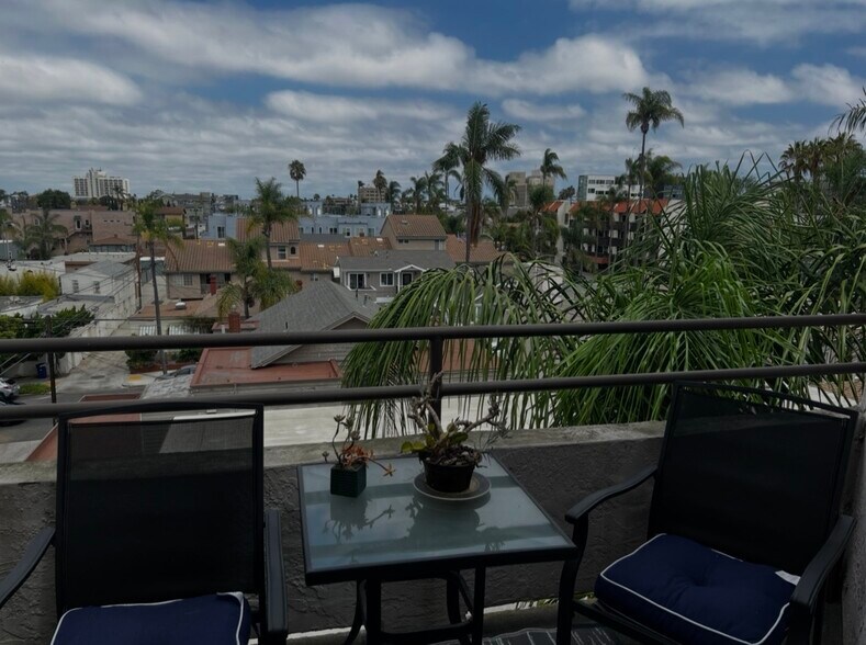 Private cozy balcony - 3666 3rd Ave