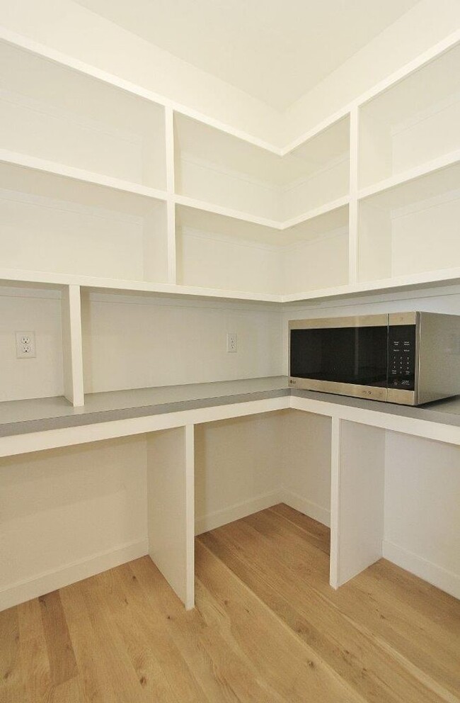 Building Photo - Urban Living At Its Finest