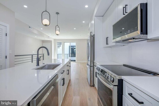 Building Photo - 722 Kenyon St NW