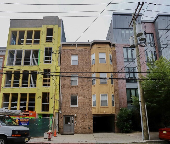 Building Photo - 75 Monroe St