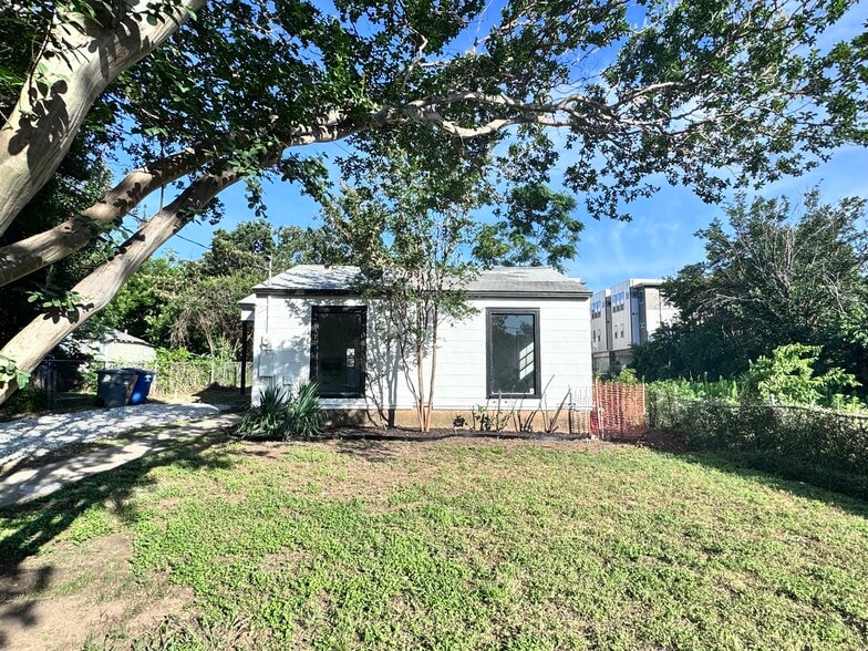Primary Photo - 2250 Mail Ave