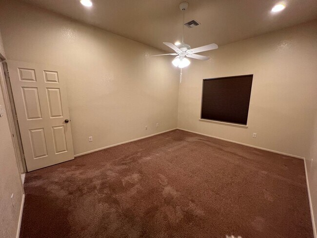 Building Photo - 4 BED POOL HOME!