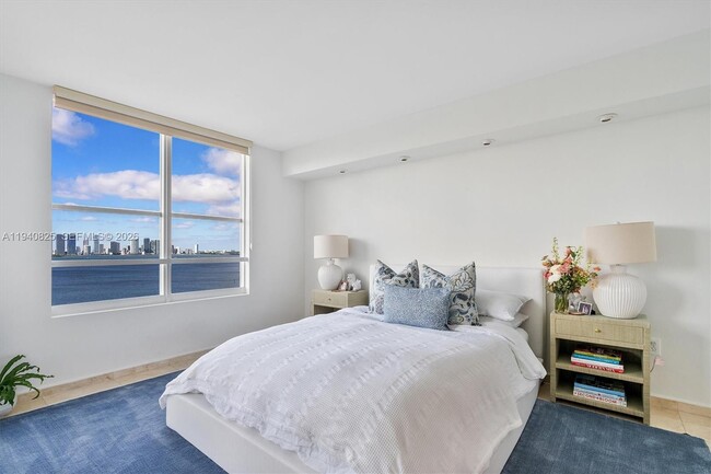 Building Photo - 1800 Sunset Harbour Dr