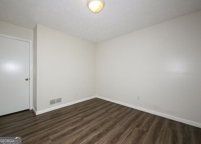 Building Photo - 2100 Whitebluff Way NE