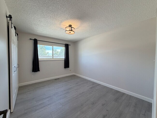 Building Photo - 529 S Xenon Ct