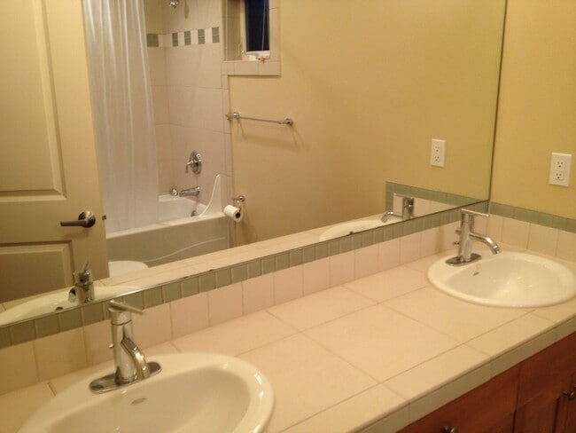 Building Photo - 3bd/2.25ba Seattle Home