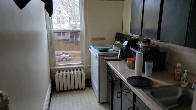 Building Photo - 2 bedroom 1 bath - available for June 1st ...