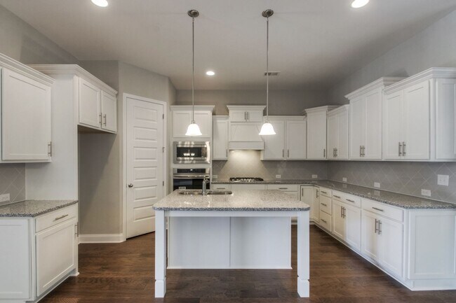 Building Photo - Resort Style Living in Franklin!