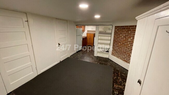 Building Photo - Spacious 1 BD | 1 BA on a Beautiful Proper...
