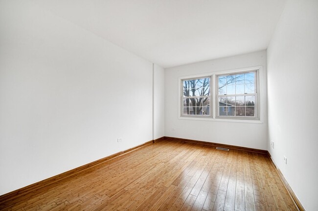 Building Photo - 4 Bed 2.5 Bath in Des Plaines