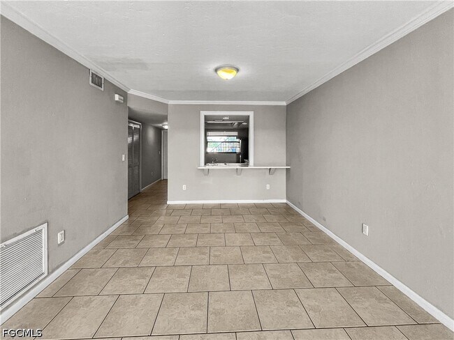 Building Photo - 4530 SW 10th Ave