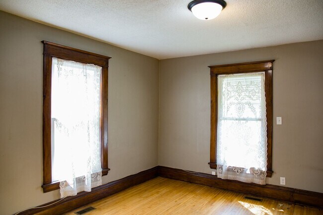 Building Photo - Beautiful 5 Bedroom Close by The U of M fo...