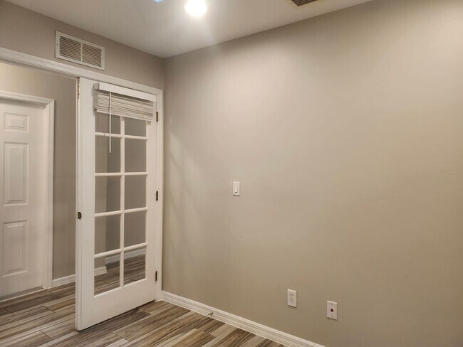 Building Photo - 2 Bedroom with Den 2 Bath 1 Car Garage Duplex In Cape Coral