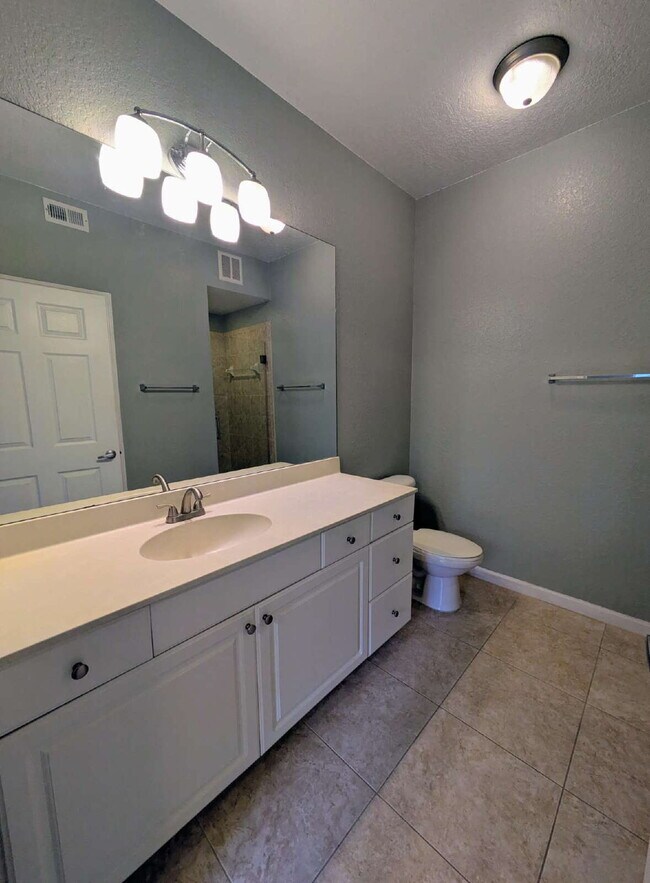 Building Photo - "September Rent Free! - Beautiful 2/2 Southside Condo On Gate Parkway with Lots of Amenities!"