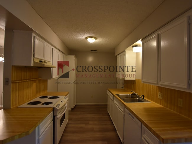 Building Photo - Adorable 3-bedroom, 2-bath duplex with 2-car garage in The Highlands Addition