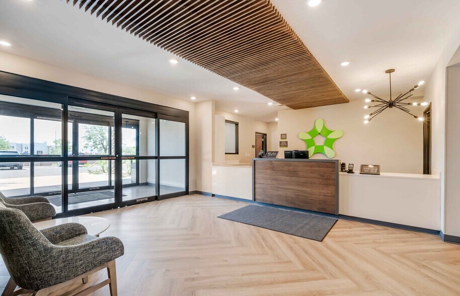 Building Photo - Furnished Studio-Phoenix - Chandler - Airport